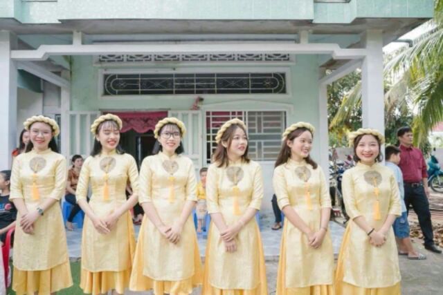 Áo dài bưng mâm cách tân gấm