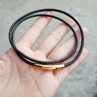 Dây da đeo cổ khóa vàng.