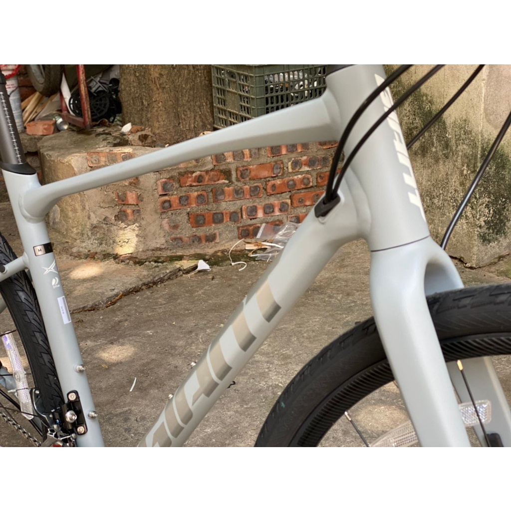 Xe touring Giant Revolt F1
