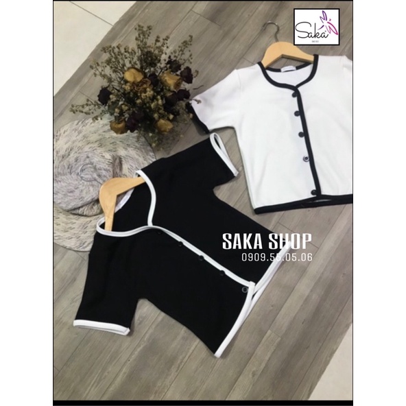 Áo thun trắng đen tay ngắn đường viền nút khác màu