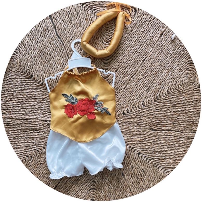 Yếm đào kèm mấn cho bé gái. Chất liệu lụa- nhung. Sét 3 chi tiết gồm chân váy- yếm- mấn