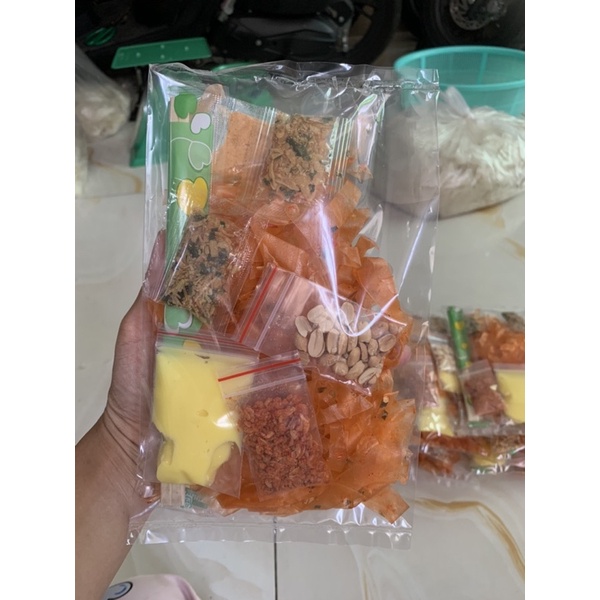 set 5 túi bánh bánh dẻo tôm cay cắt sợi kèm topping