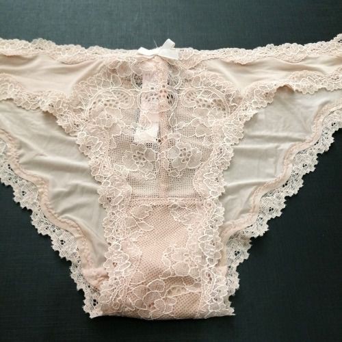 Quần lót Victoria's Secret lụa siêu mát nude phối ren ( TH30135 )