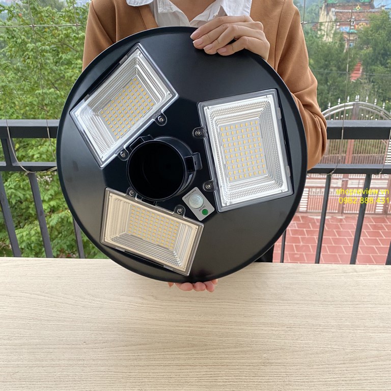 Đèn năng lượng mặt trời ánh sáng vàng, công suất 300w, hình mâm tròn cao cấp