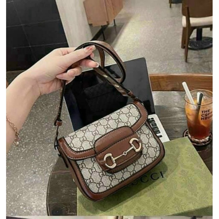 Túi xách nữ đeo chéo hồ ngọc hà dây có khuy