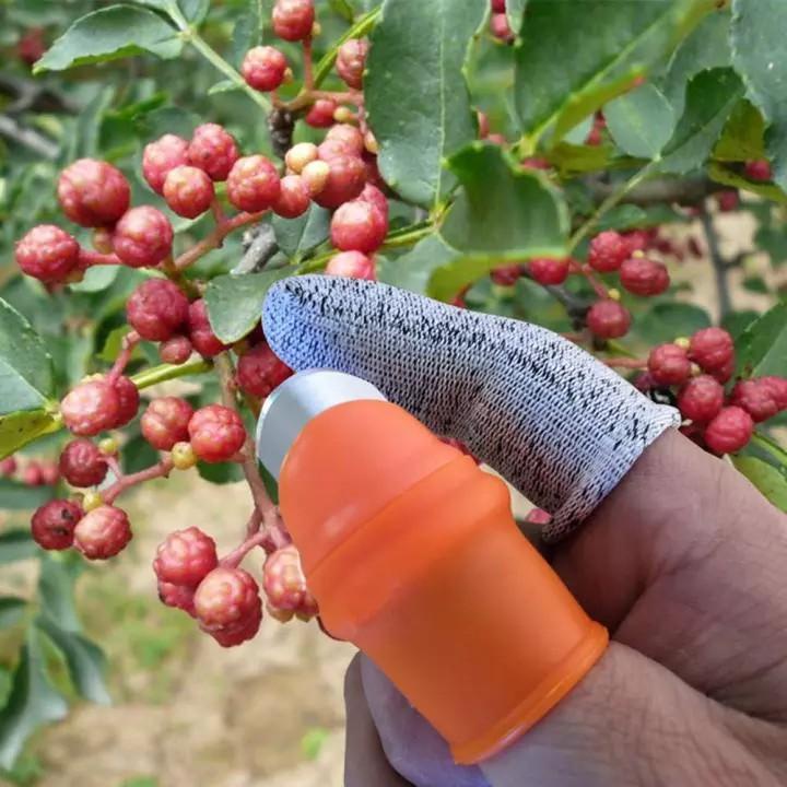 Ngón cái bấm cắt rau củ silicon - nạo gọt tiện lợi chống bẩn móng tay