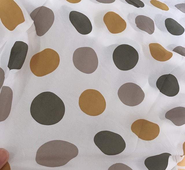 vải trắng chấm bi lụa hàng châu