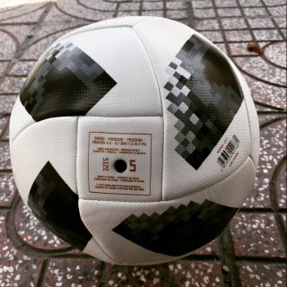 banh bóng đá world cúp 2018 số 4.số5  có 2 màu trắng đỏ. trăng đen