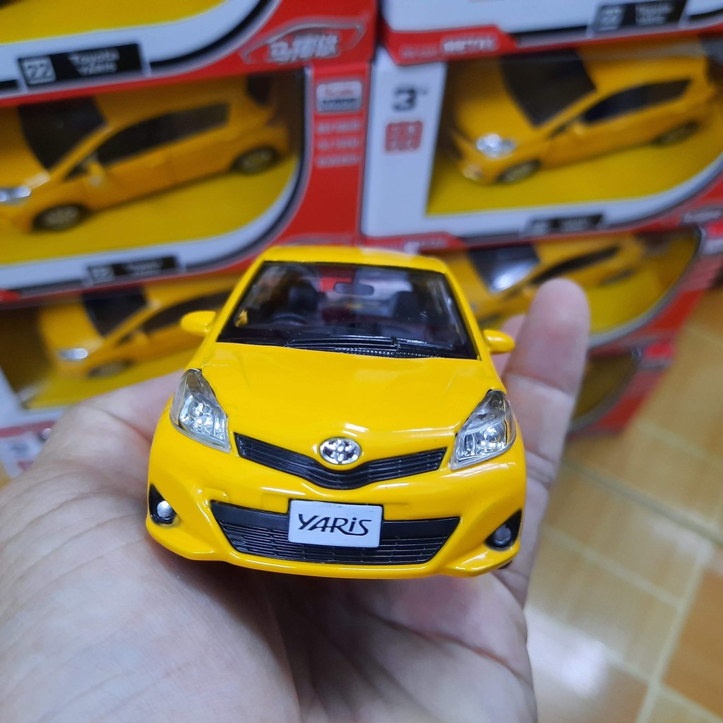 Đồ chơi trẻ em xe ô tô toyota yaris bằng kim loại mô hình xe tỉ lệ 1:32 hãng RMZ