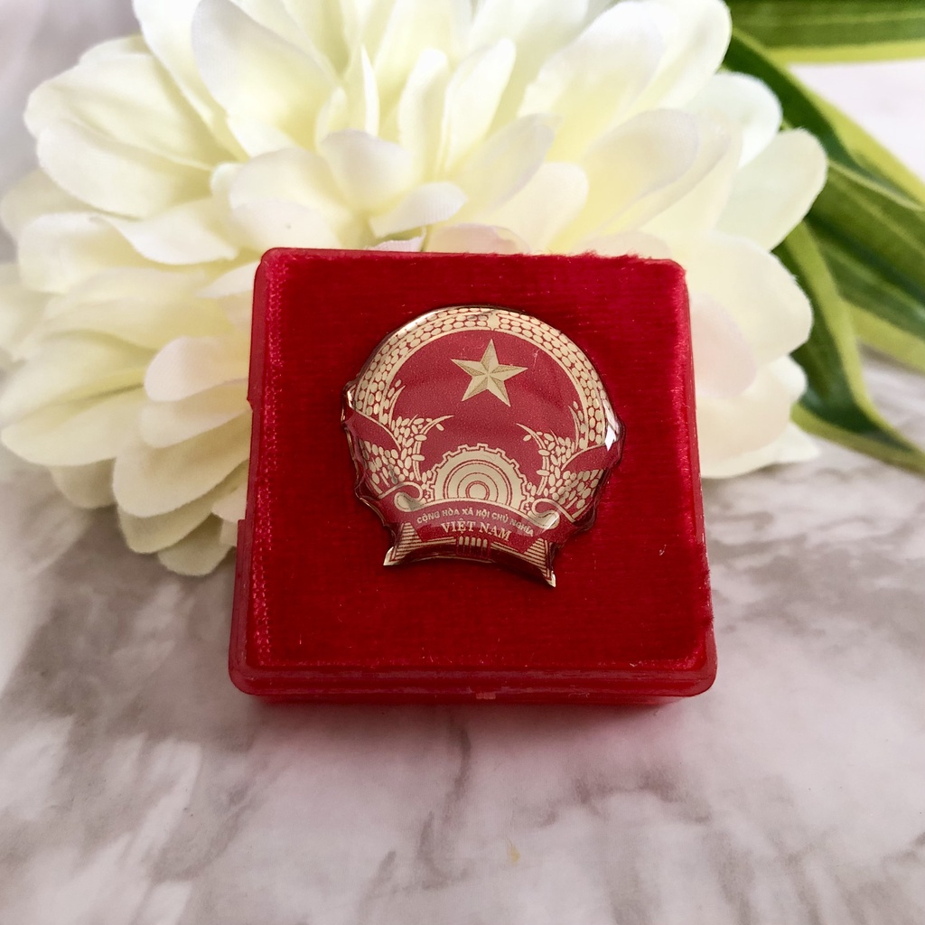 Huy hiệu đeo ngực hình quốc huy