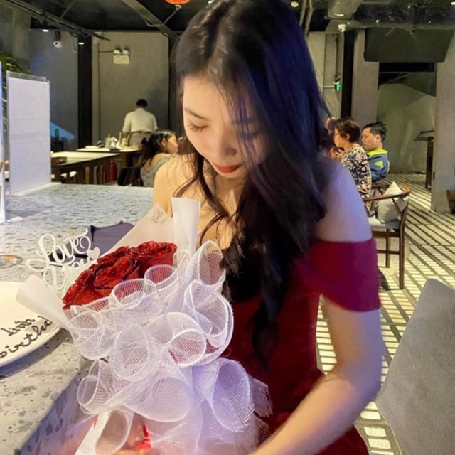 Bó hoa tuyến 7 bông kèm túi thiệp có nhiều màu cực xinh dùng làm quà tặng sinh nhật, 20/10