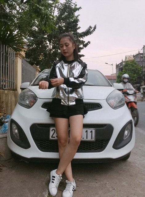 Áo khoác da viền kim tuyến