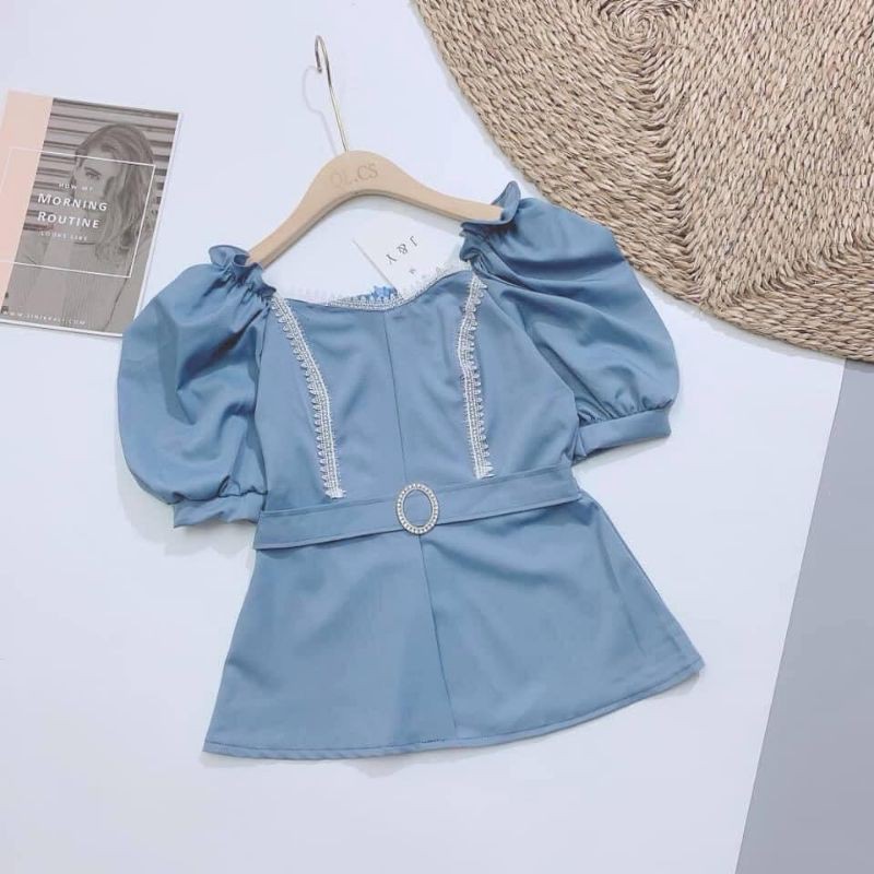 Áo peplum xanh phối viền ren tay bồng