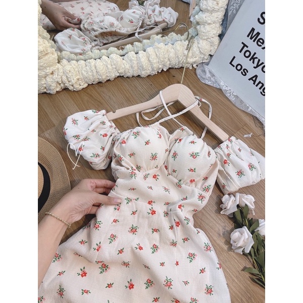 Đầm hoa cổ yếm cúp ngực hở lưng