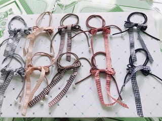 Cột tóc sọc caro xinh xắn