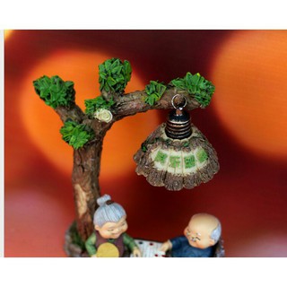 Tượng Ông Bà chơi cờ dưới đèn