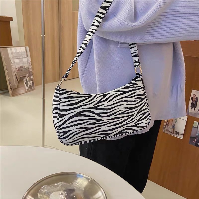 Túi kẹp nách ngựa vằn hot trend Zebra Trendy