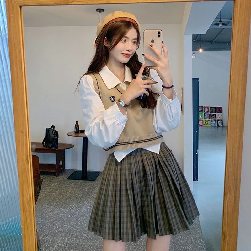 Áo Gile Nữ Croptop Màu Be Nâu Trắng Đen Ghi Chất Len Dệt Cổ V Có Logo Thêu Phong Cách Hàn Quốc Hàng Loại 1