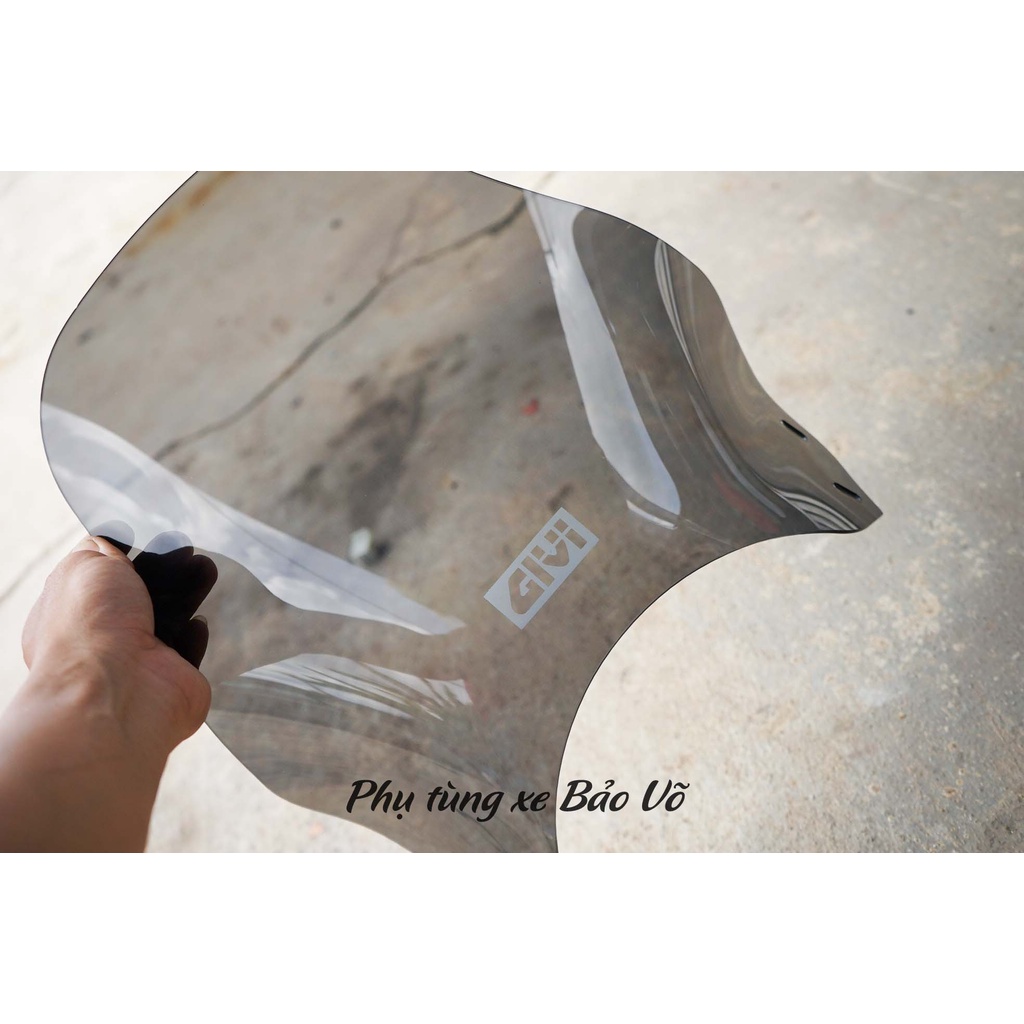 Kính chắn gió xe máy thích hợp cho đèn có đường kính từ 16cm tới 20cm