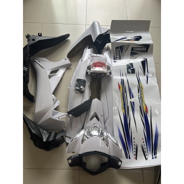 Dàn áo xe sirius màu trắng kiểu tặng kèm choá đèn đèn ốc và tem như hình xe đăng giá sinh viên😍