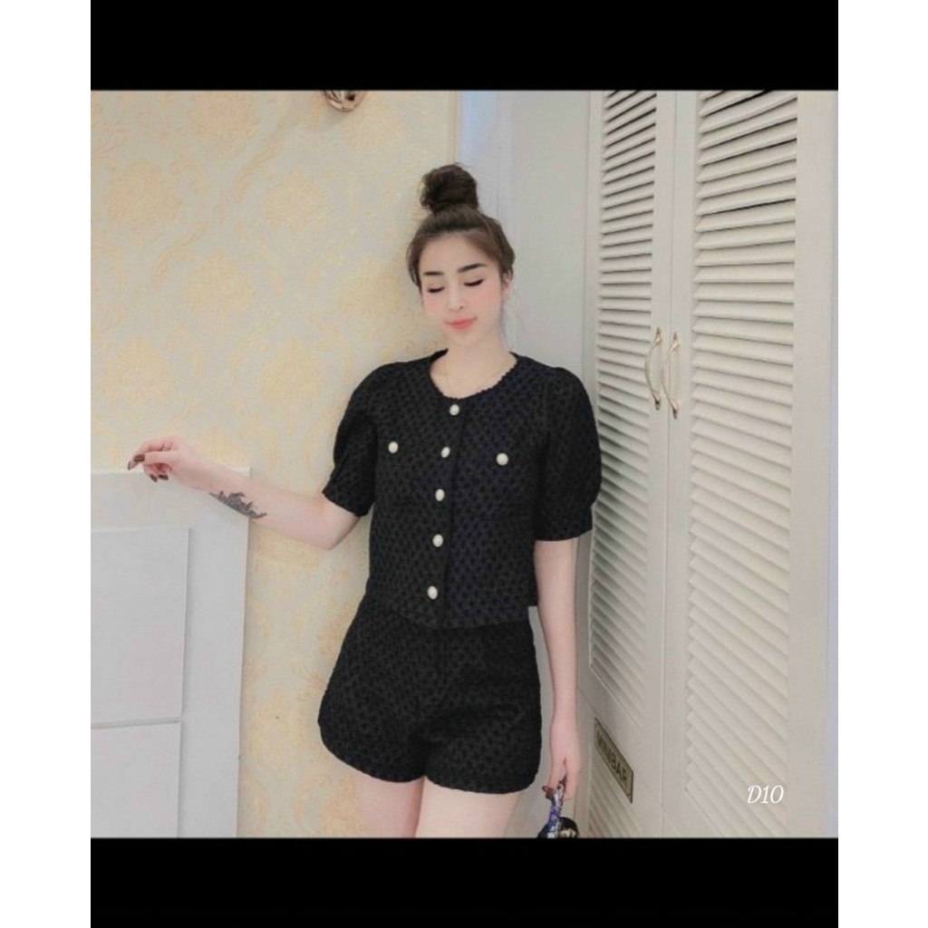 Set bộ gấm 2 món với quần short ngắn kèm áo ngắn tay có đính khuy