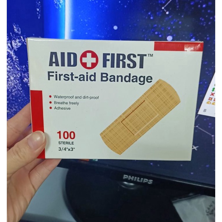 Hộp 100 miếng băng keo cá nhân dán vết thương