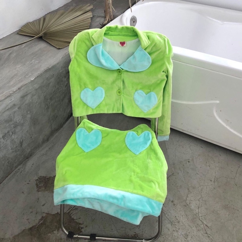 Váy nhung lông trái tim xanh neon