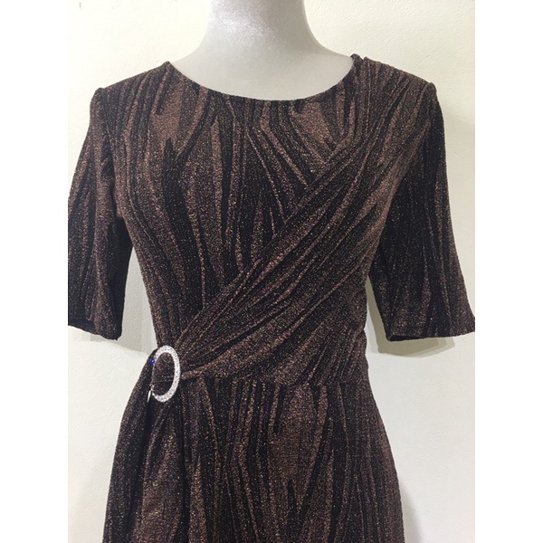 Đầm vạt chéo nơ eo che bụng trung niên màu nâu kim tuyến dáng maxi