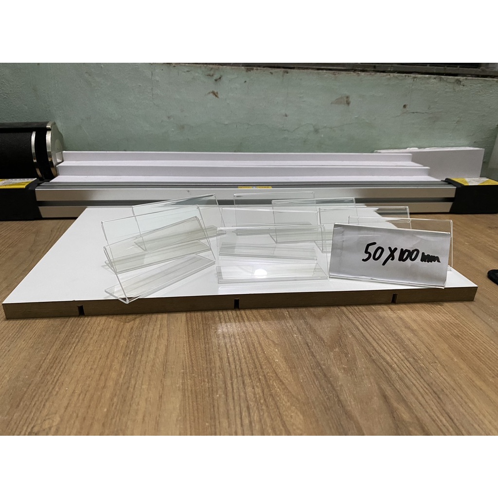 Kệ menu chữ L khổ ngang kích thước 50x100 mm , có sẵn giao ngay