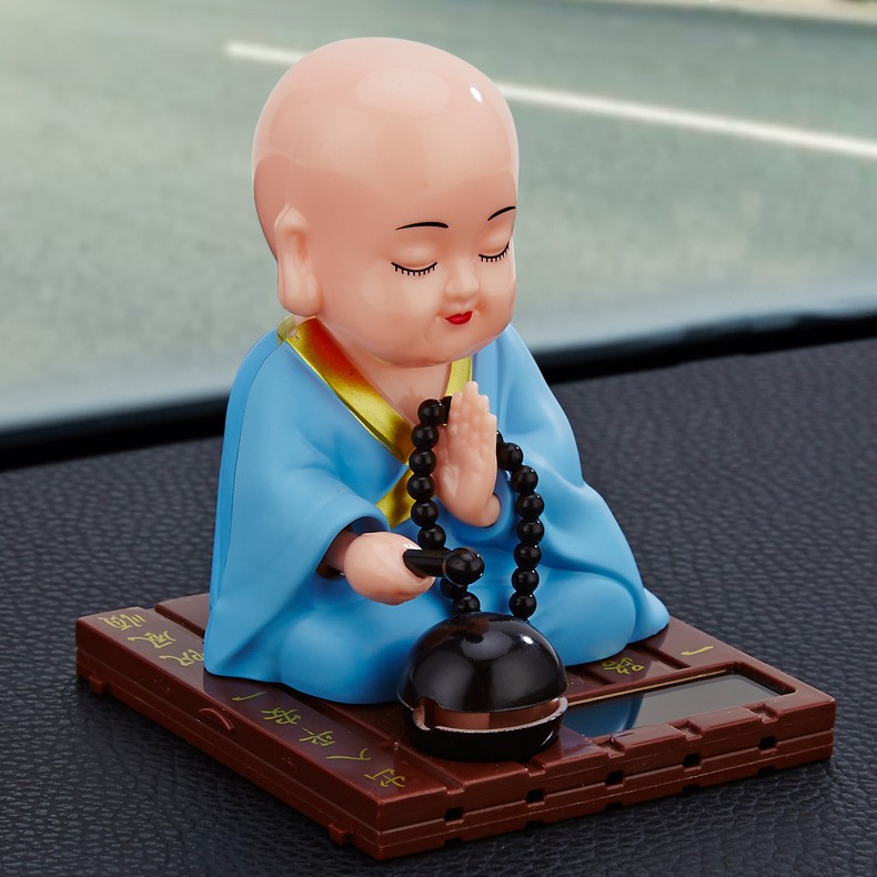 Tượng may mắn Thầy Chùa Gõ Mỏ Tụng Kinh trang trí xe hơi, phong thủy, bàn làm việc năng lượng mặt trời Chú tiểu gõ mỏ | BigBuy360 - bigbuy360.vn