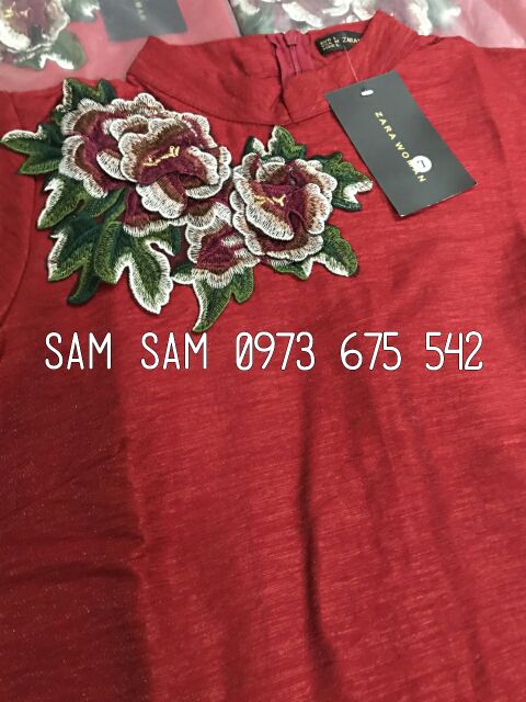 Váy gấm đỏ thêu hoa