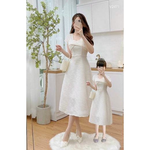 Đầm Trắng đắp chéo dự tiệc Mẹ và bé