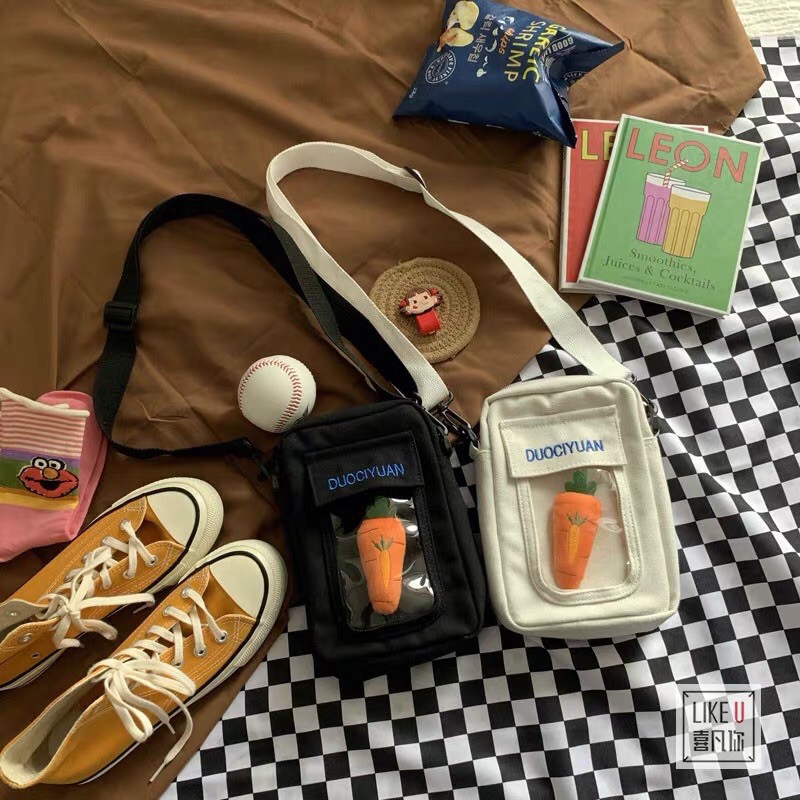 Túi đeo chéo hộp trong suốt kèm huy hiệu cà rốt bằng bông (có sẵn, hình thật)