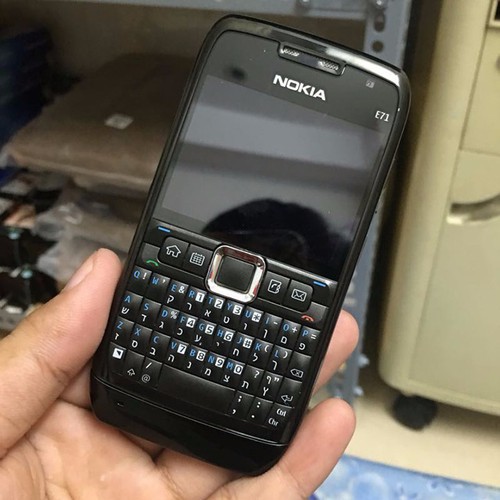ĐIỆN THOẠI NOKA E71 THIẾT KẾ KIM LOẠI MÀU ĐEN ST2S670