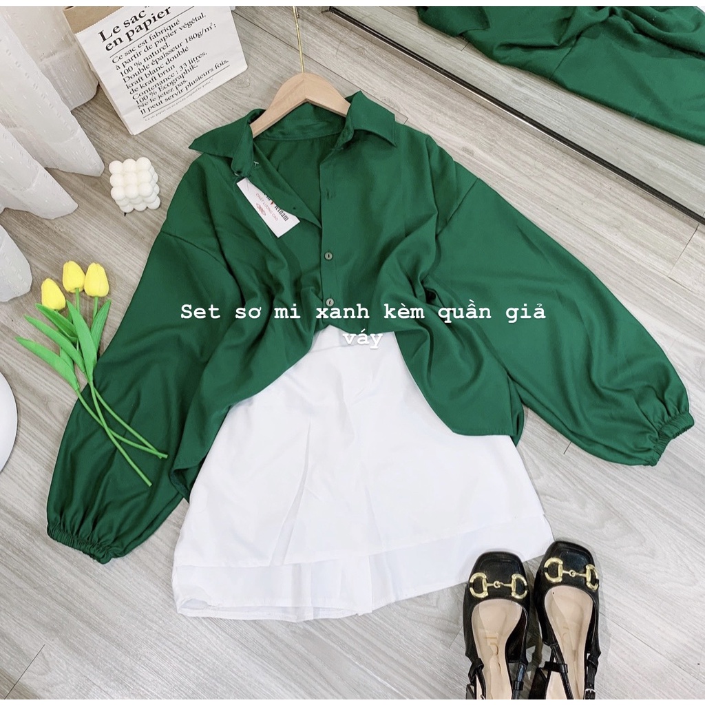 Bộ đồ áo sơ mi nữ màu xanh kèm quần giả váy màu trắng, áo sơ mi nữ bo chun cổ tay và quần giả váy thời trang