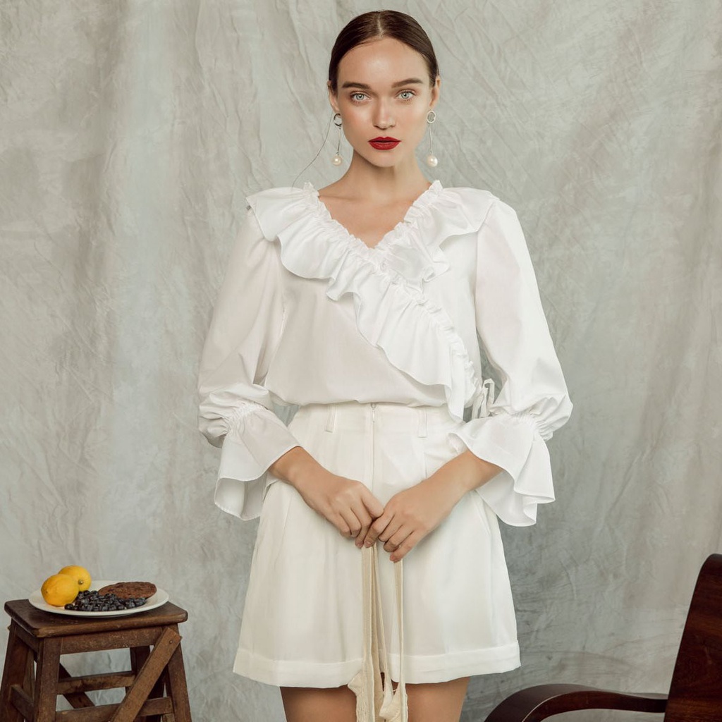 KIOBI - Áo kiểu Ruffle V-neck form suông rộng, cổ V đắp bèo, tay phồng bo thun nhún bèo, vải kate silk trắng - KIA1873T