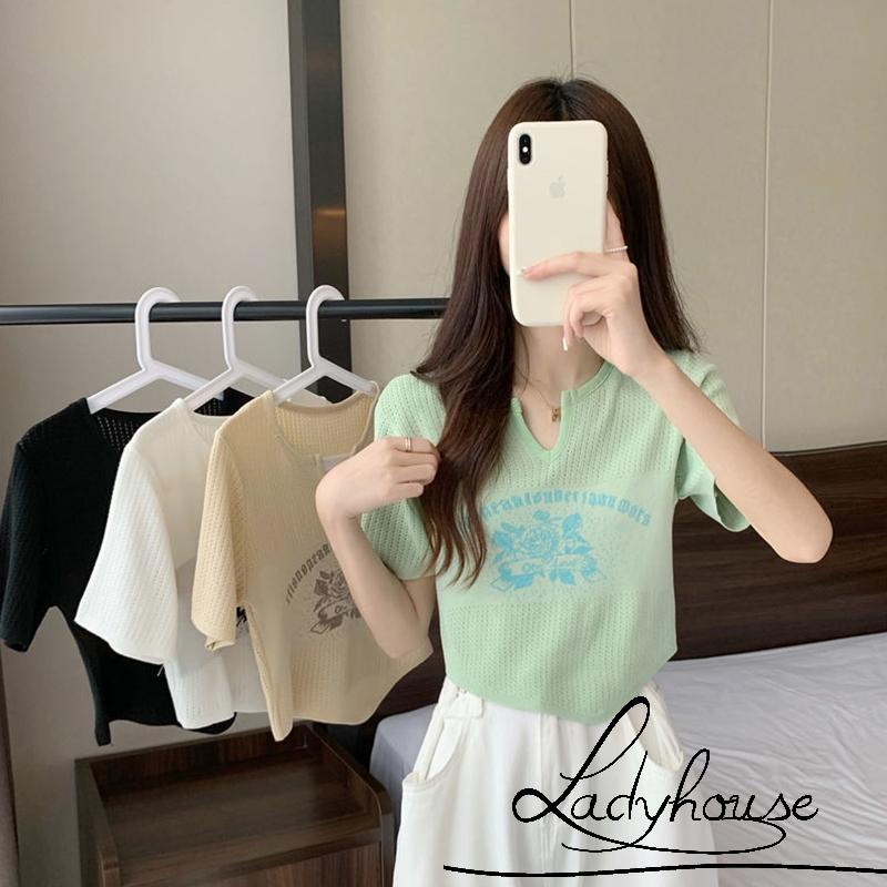 Áo Thun Crop Top Tay Ngắn Cổ Chữ V In Chữ Và Hoa Hồng Dành Cho Nữ