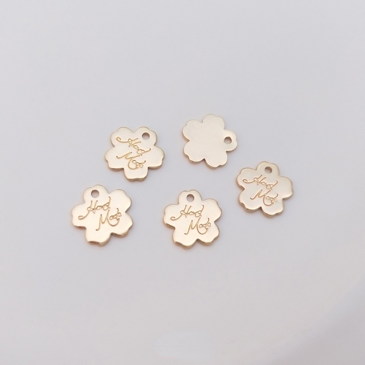 Một Cặp Mặt Dây Chuyền Khắc Chữ Cái Hoa Anh Đào Trái Tim Chữ Nhật Bằng Đồng 14K Màu Sắc Thủ Công