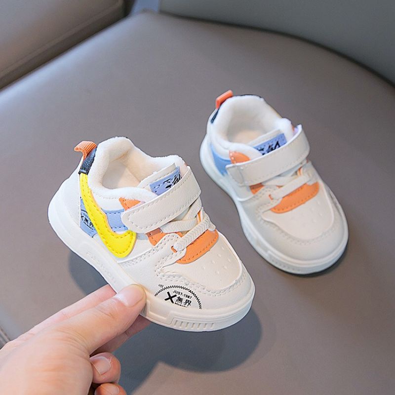 Giày thể thao cho bé