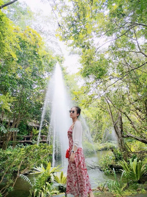 Đầm maxi dài 2 dây hoạ tiết lá cây phù hợp mùa hè