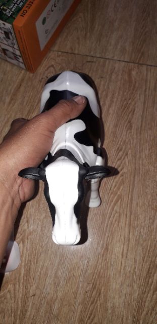 Chú Bò sữa mô hình chạy pin có nhạc và đèn Led tặng kèm pin