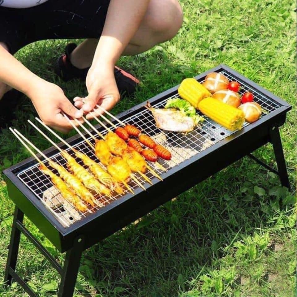 Bếp nướng than hoa𝙓𝘼̉ 𝙇𝙊̂̃ BBQ ngoài trời không thể thiếu.