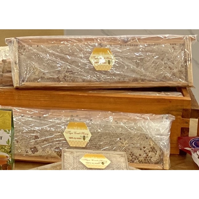 Mật ong bánh tổ nguyên sáp (comhoney) khung gỗ 1300g- Mật ong thùng kế thùng tầng
