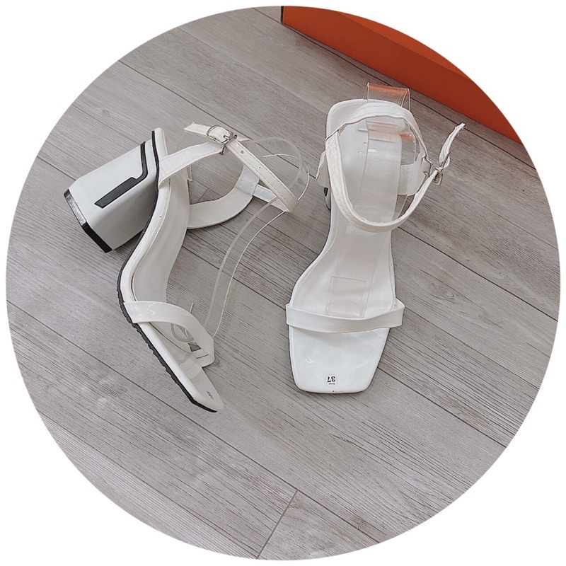 Giày sandal cao gót quai ngang da bóng gót vuông thô viền màu in chữ nổi kiểu dáng mới lạ