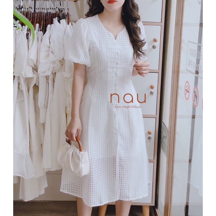 Đầm trắng voan ô vuông tay phồng phối nút bọc