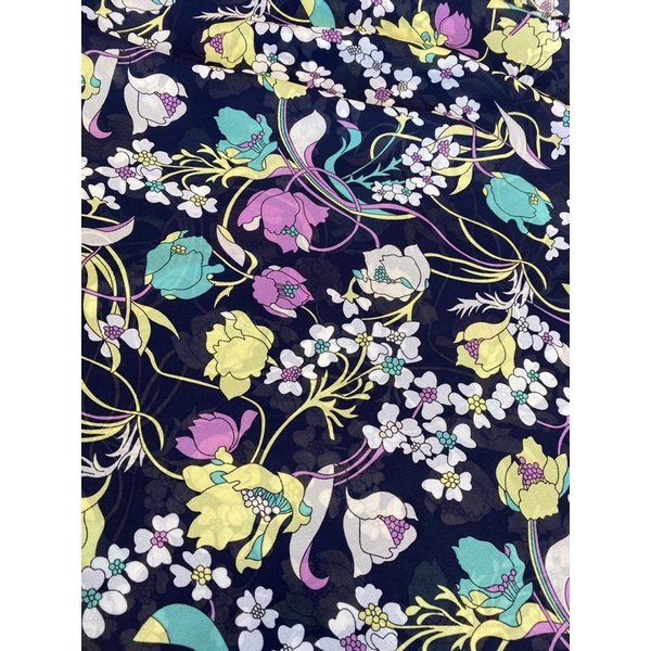 Vải voan chifon nền xanh dương hoa đều