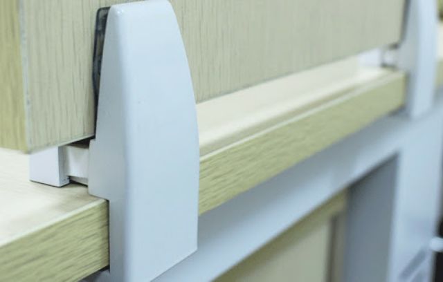 Kẹp vách ngăn chân L & T