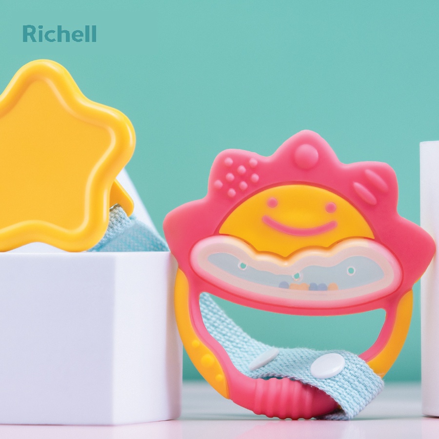 Xúc xắc gặm nướu Richell tròn có dây đeo (hồng)