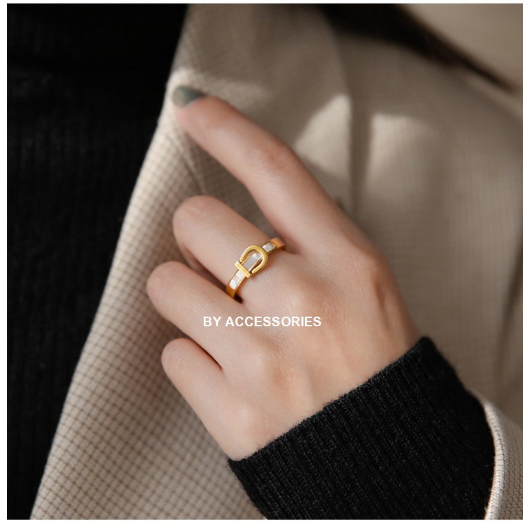 Nhẫn titan dạng khóa dây nịt cẩm xà cừ không gỉ