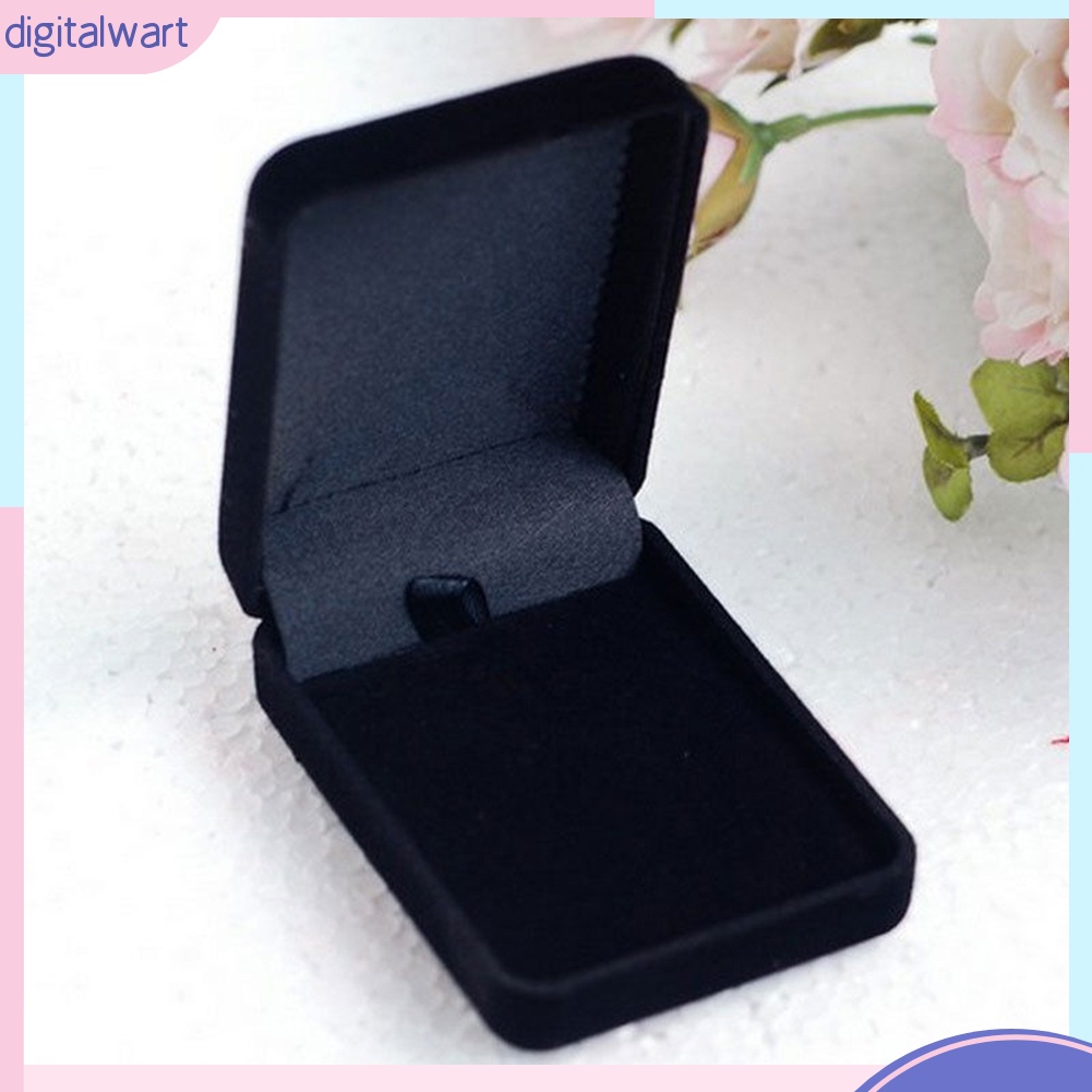 Hộp đựng trang sức bằng chất liệu nhung kiểu dáng đơn giản tiện dụng